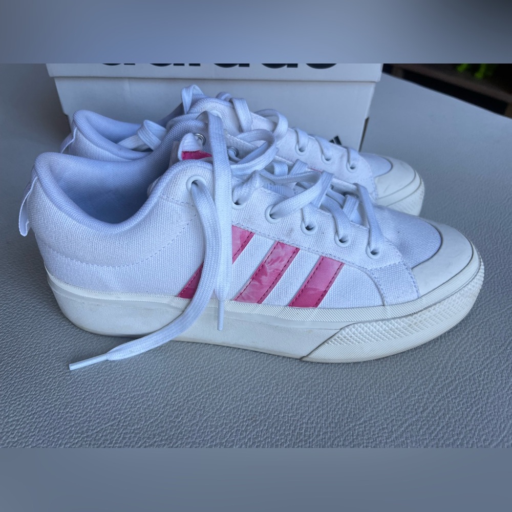 Adidas BRAVADA 2.0 PLATFORM SHOES
Size. 9.5 white and pink - Picture 4 of 8